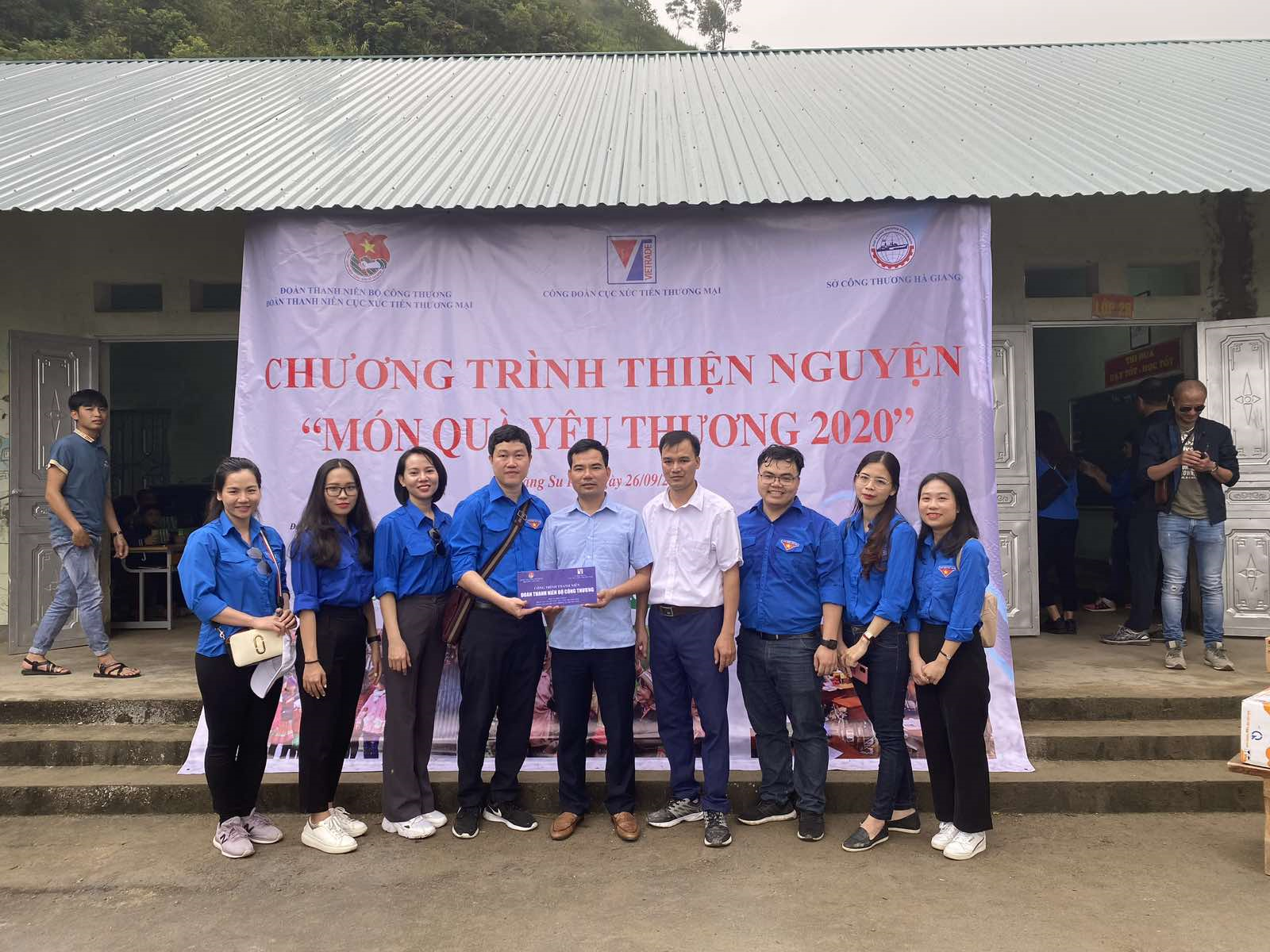 Chi đoàn Cục Phòng vệ thương mại trao “Món quà yêu thương 2020” tới các em học sinh địa đầu tổ quốc