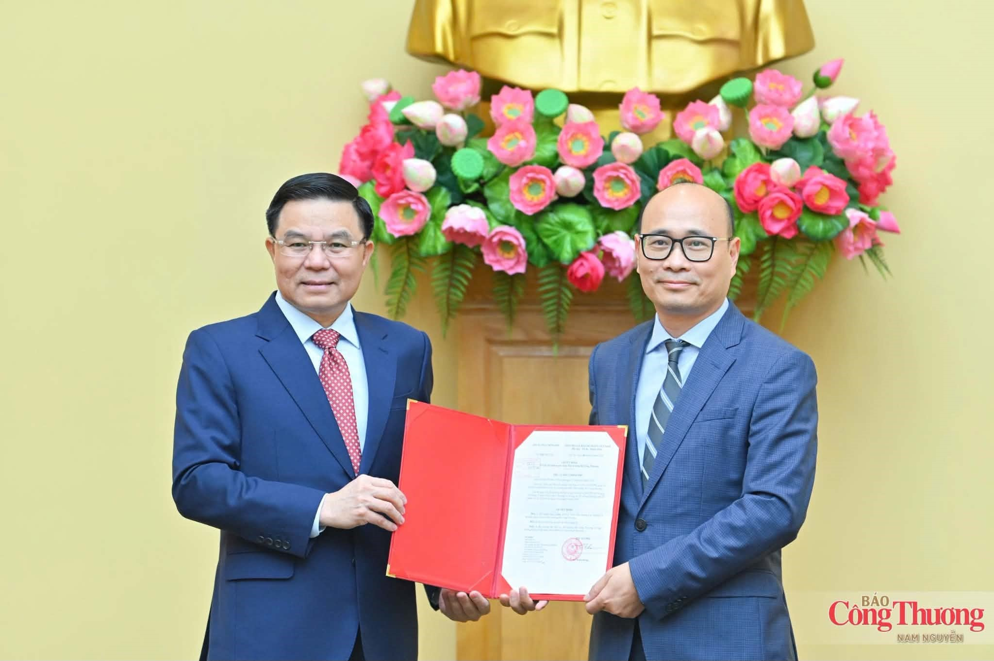 Trao Quyết định của Thủ tướng Chính phủ bổ nhiệm Thứ trưởng Bộ Công Thương cho đồng chí Lương Hoàng Thái