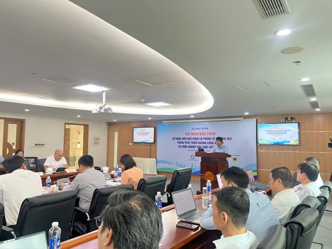 Hội nghị bàn tròn “Sử dụng hiệu quả công cụ phòng vệ thương mại trong phát triển ngành công nghiệp và công nghiệp hóa chất bền vững”